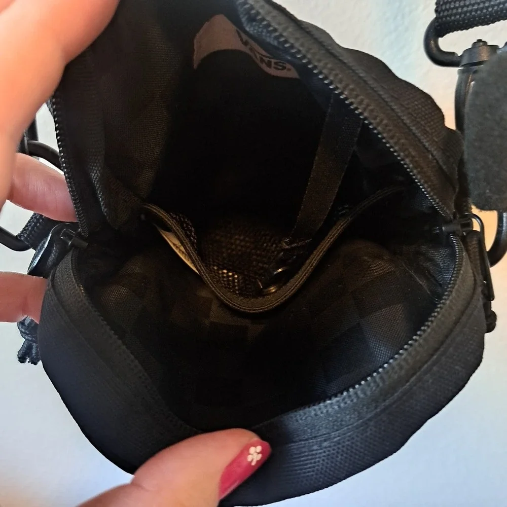 Vans bail shoulder